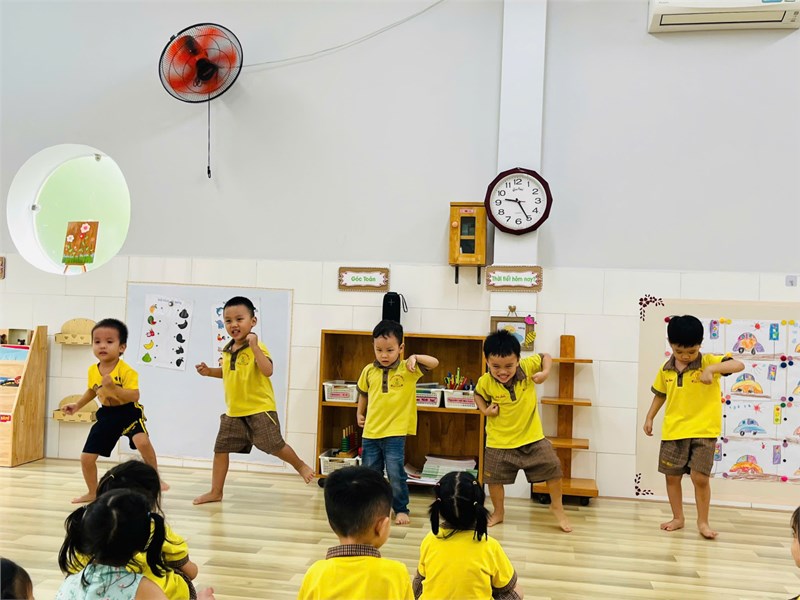 Các bạn lớp Mầm 1 trong giờ học nhịp điệu.